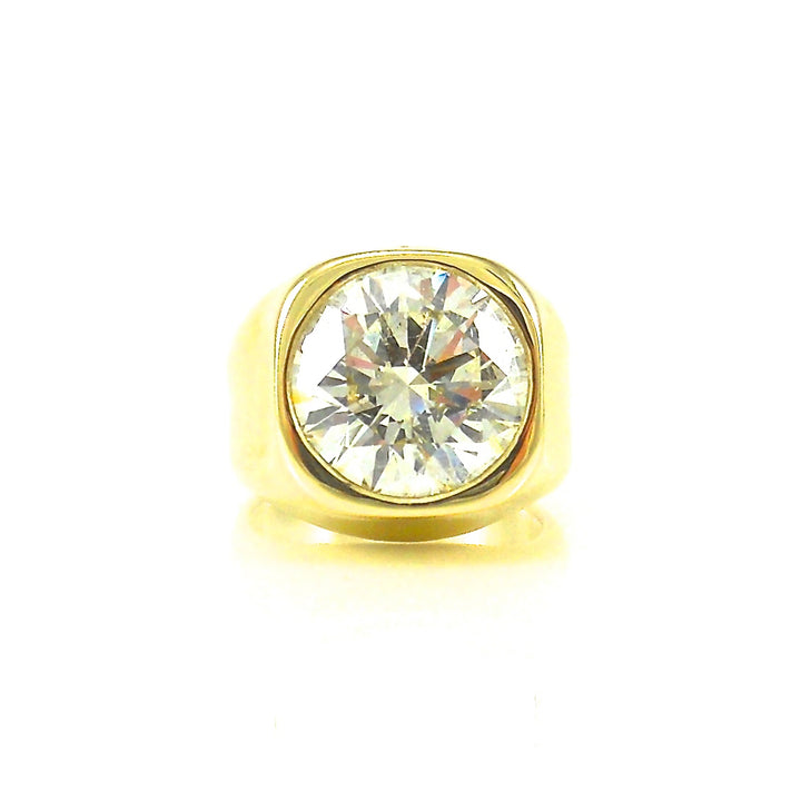 18k yellow gold setting with 8 carat center diamond stone